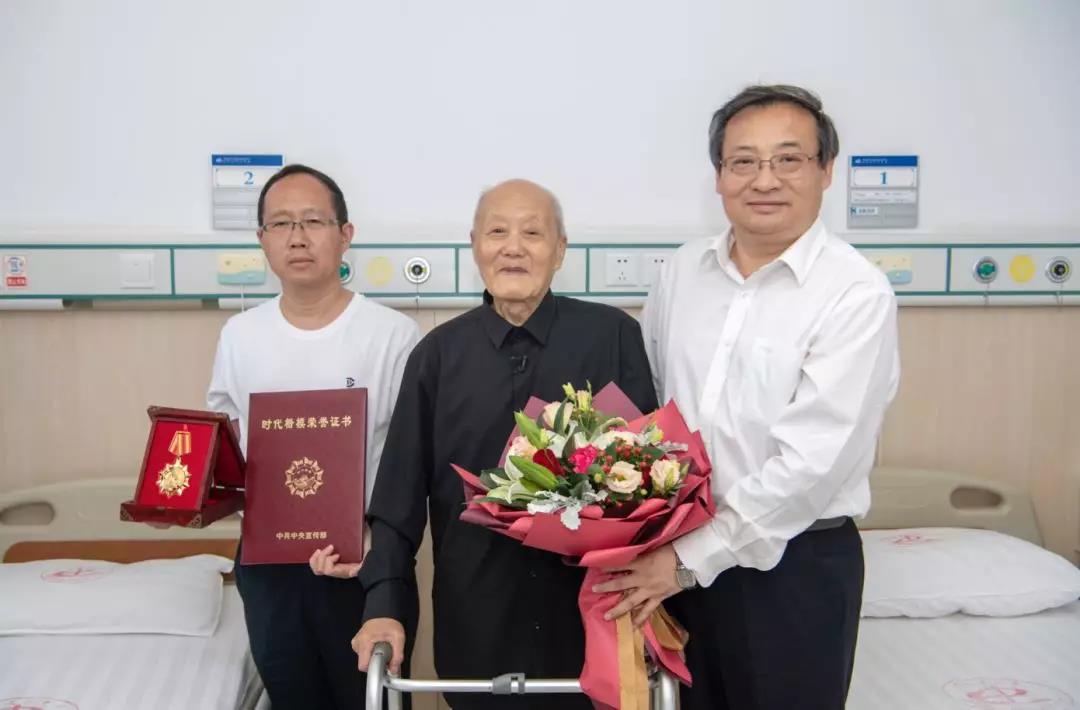 中宣部副部长梁言顺专程从北京赶到湖北来凤,在张富清疗养的医院为老人完成颁奖。